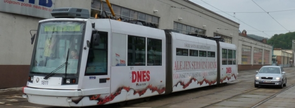 Rozdíl v konečné poloze vozidla a tramvaje při brzdění z rychlosti 43 km/h.
